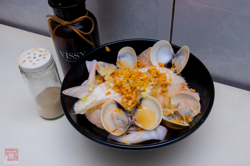 【臺南美食】虱目魚肚粥升級了｜沿海養殖吃益生菌長大的虱目魚｜台灣沿海螃蟹｜藥膳螃蟹粥｜虱目魚肚海鮮粥｜虱目魚皮海鮮麵~順慶海鮮麵 - 南人幫