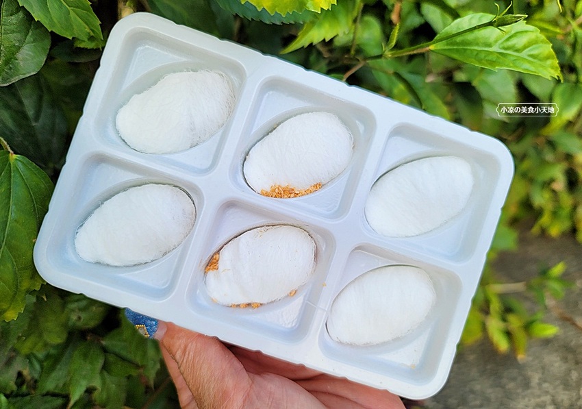 想吃請排隊！草莓龍鬚糖１人限購２盒，還沒開店客人搶拿號碼牌，逢甲商圈新美食、你吃過了嗎？