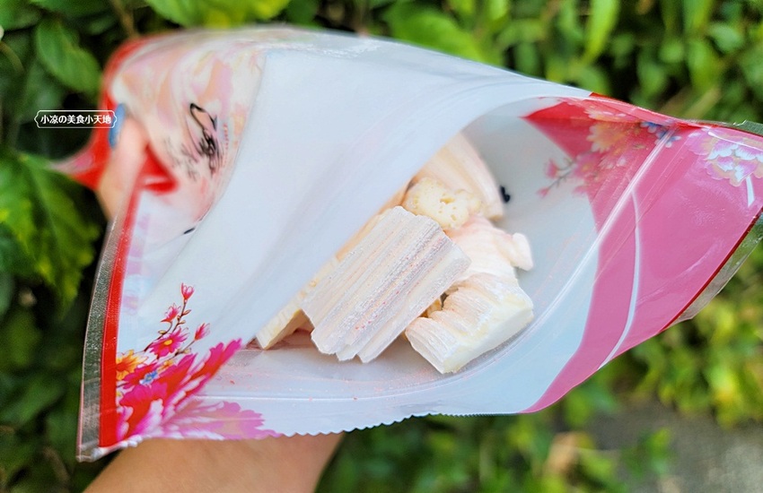 想吃請排隊！草莓龍鬚糖１人限購２盒，還沒開店客人搶拿號碼牌，逢甲商圈新美食、你吃過了嗎？