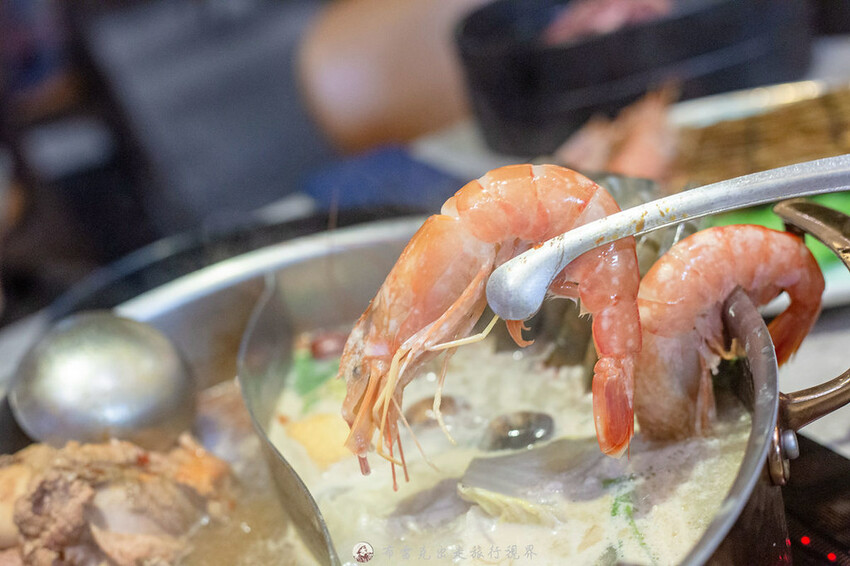 不到千元就有六款和牛吃到飽的麻辣火鍋竟然還有超好吃的大骨｜布雷克出走旅行視界