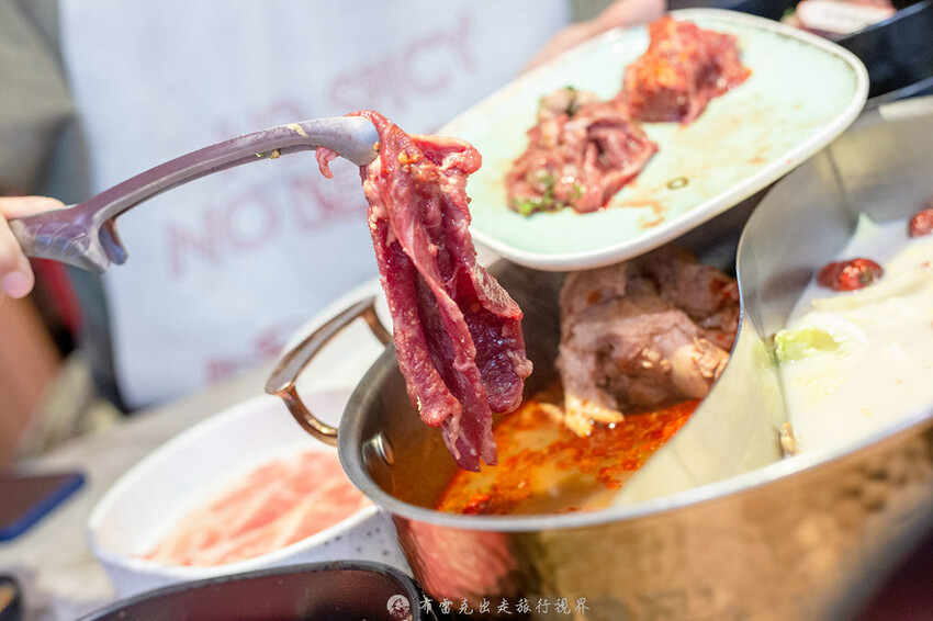 不到千元就有六款和牛吃到飽的麻辣火鍋竟然還有超好吃的大骨｜布雷克出走旅行視界