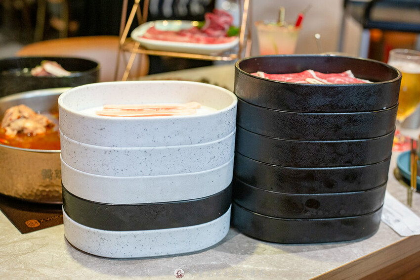 不到千元就有六款和牛吃到飽的麻辣火鍋竟然還有超好吃的大骨｜布雷克出走旅行視界