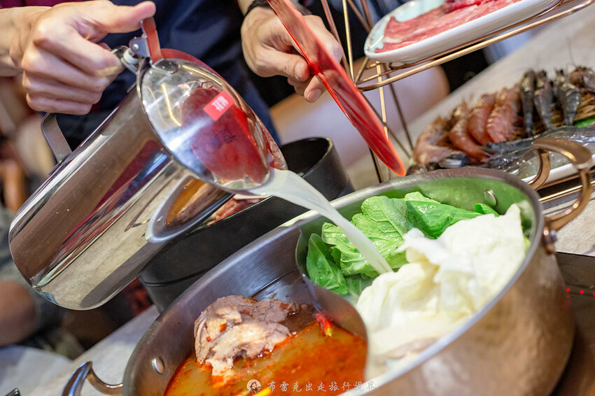 不到千元就有六款和牛吃到飽的麻辣火鍋竟然還有超好吃的大骨｜布雷克出走旅行視界