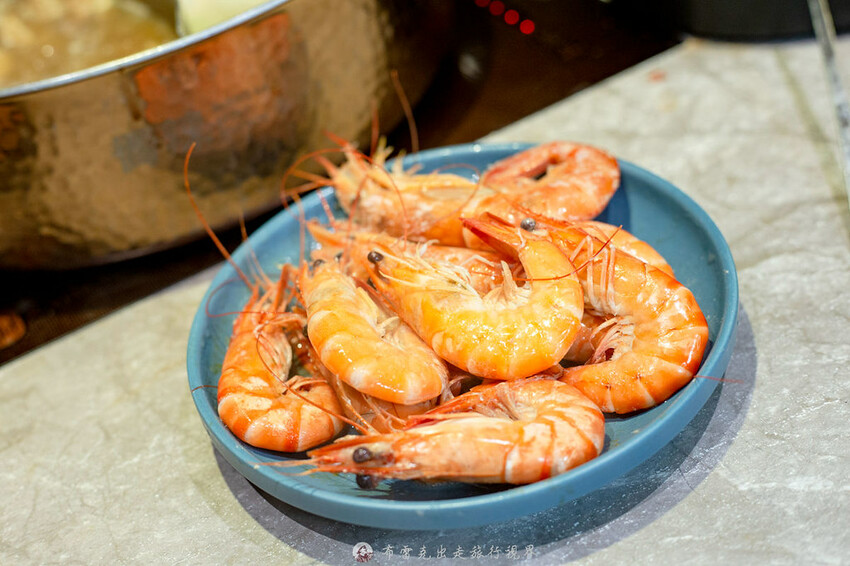 不到千元就有六款和牛吃到飽的麻辣火鍋竟然還有超好吃的大骨｜布雷克出走旅行視界