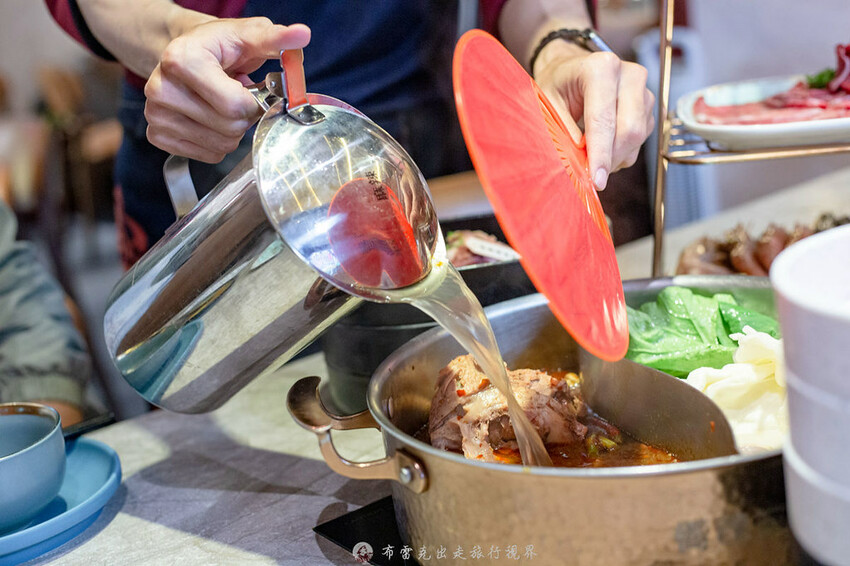 不到千元就有六款和牛吃到飽的麻辣火鍋竟然還有超好吃的大骨｜布雷克出走旅行視界