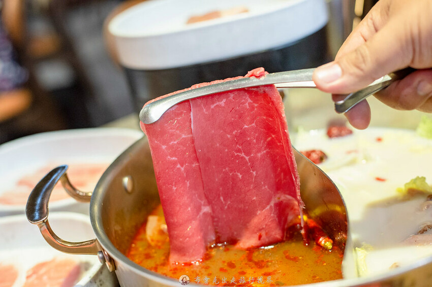 不到千元就有六款和牛吃到飽的麻辣火鍋竟然還有超好吃的大骨｜布雷克出走旅行視界