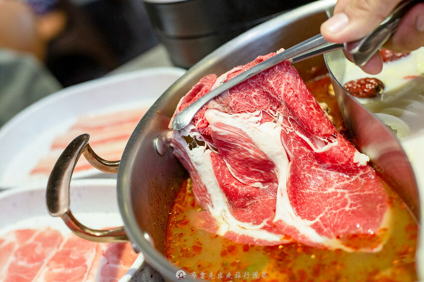不到千元就有六款和牛吃到飽的麻辣火鍋竟然還有超好吃的大骨｜布雷克出走旅行視界