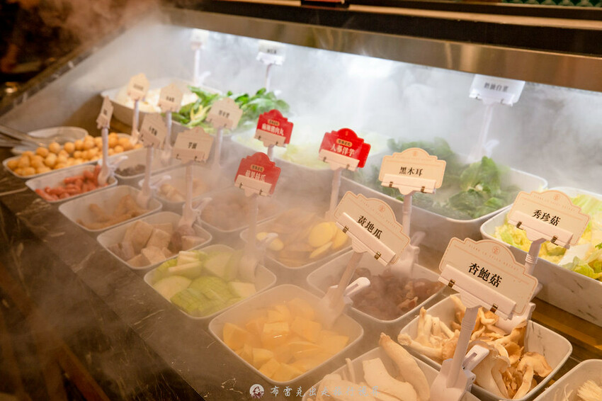 不到千元就有六款和牛吃到飽的麻辣火鍋竟然還有超好吃的大骨｜布雷克出走旅行視界