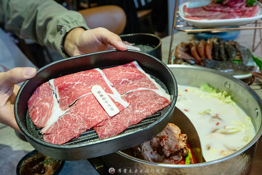 不到千元就有六款和牛吃到飽的麻辣火鍋竟然還有超好吃的大骨｜布雷克出走旅行視界