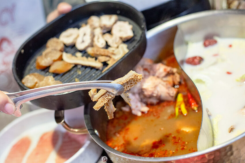 不到千元就有六款和牛吃到飽的麻辣火鍋竟然還有超好吃的大骨｜布雷克出走旅行視界