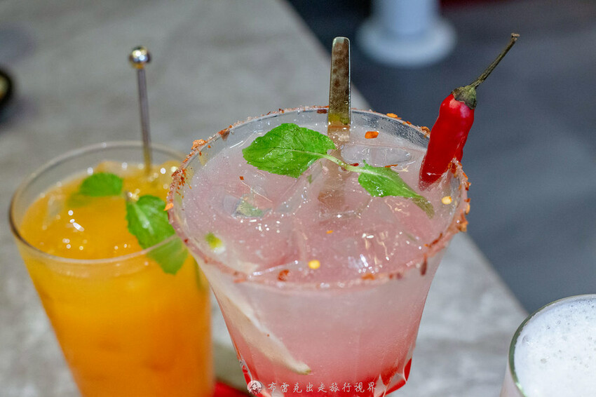 不到千元就有六款和牛吃到飽的麻辣火鍋竟然還有超好吃的大骨｜布雷克出走旅行視界