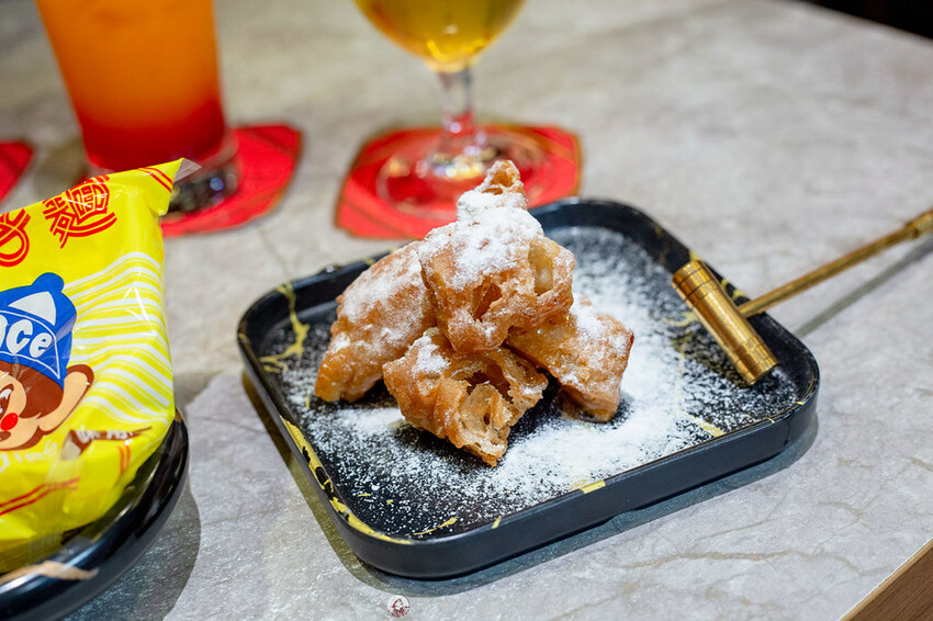 不到千元就有六款和牛吃到飽的麻辣火鍋竟然還有超好吃的大骨｜布雷克出走旅行視界