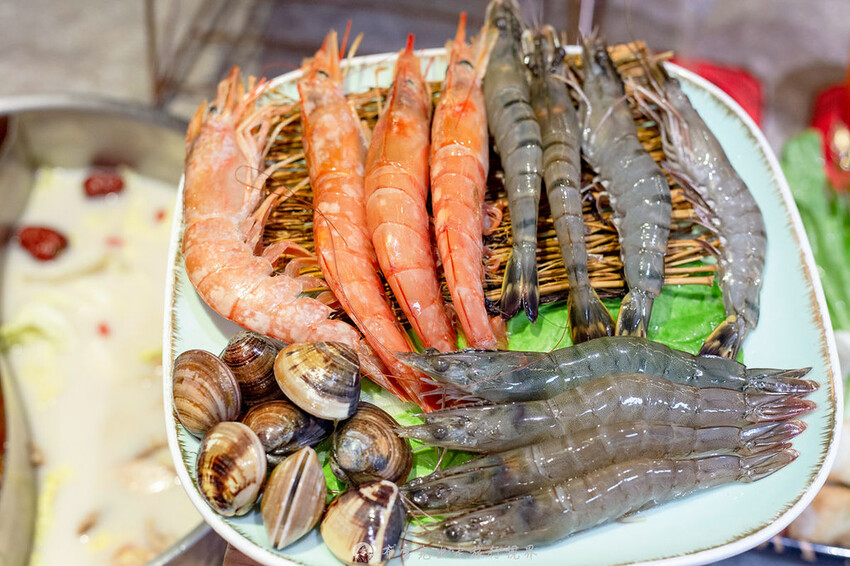 不到千元就有六款和牛吃到飽的麻辣火鍋竟然還有超好吃的大骨｜布雷克出走旅行視界