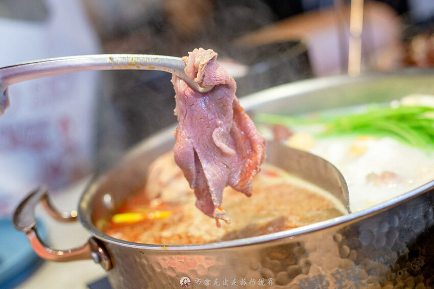 不到千元就有六款和牛吃到飽的麻辣火鍋竟然還有超好吃的大骨｜布雷克出走旅行視界