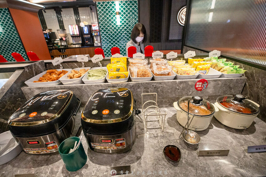 不到千元就有六款和牛吃到飽的麻辣火鍋竟然還有超好吃的大骨｜布雷克出走旅行視界