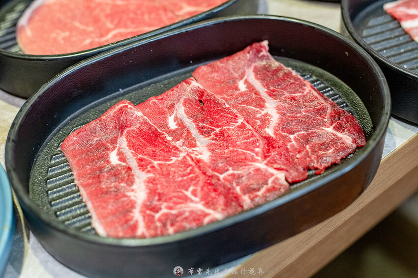 不到千元就有六款和牛吃到飽的麻辣火鍋竟然還有超好吃的大骨｜布雷克出走旅行視界