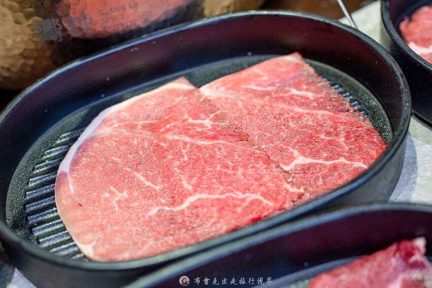 不到千元就有六款和牛吃到飽的麻辣火鍋竟然還有超好吃的大骨｜布雷克出走旅行視界