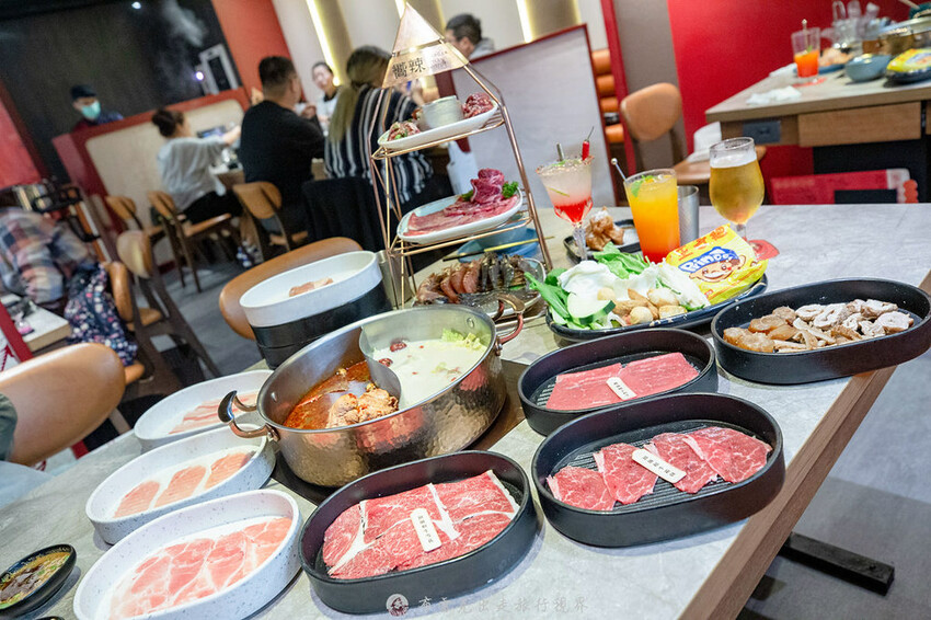 不到千元就有六款和牛吃到飽的麻辣火鍋竟然還有超好吃的大骨｜布雷克出走旅行視界