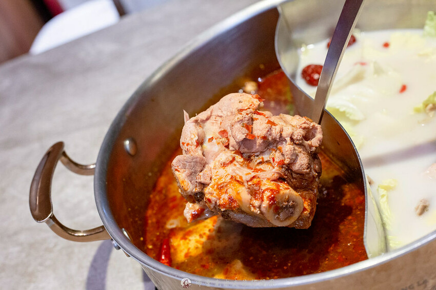 不到千元就有六款和牛吃到飽的麻辣火鍋竟然還有超好吃的大骨｜布雷克出走旅行視界