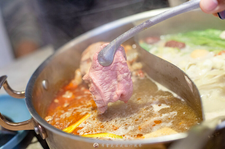 不到千元就有六款和牛吃到飽的麻辣火鍋竟然還有超好吃的大骨｜布雷克出走旅行視界