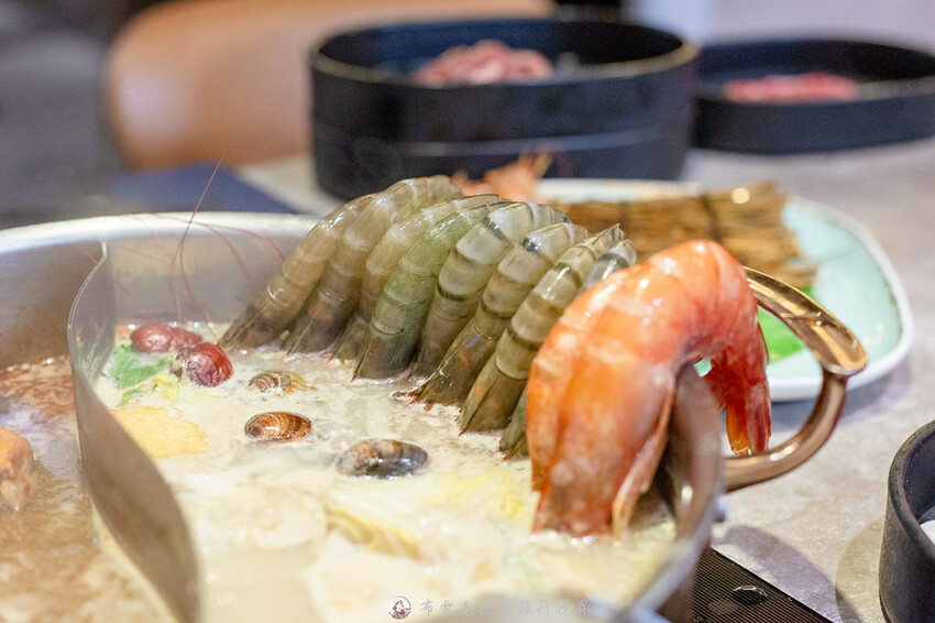 不到千元就有六款和牛吃到飽的麻辣火鍋竟然還有超好吃的大骨｜布雷克出走旅行視界