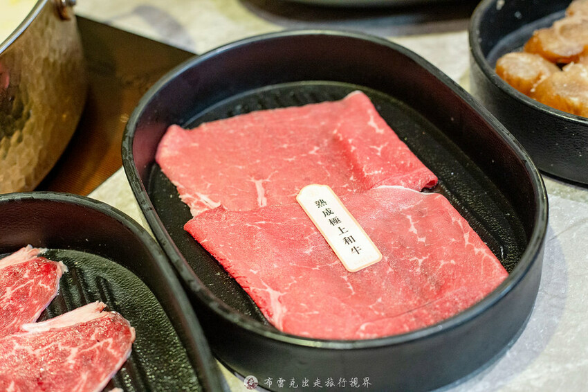 不到千元就有六款和牛吃到飽的麻辣火鍋竟然還有超好吃的大骨｜布雷克出走旅行視界