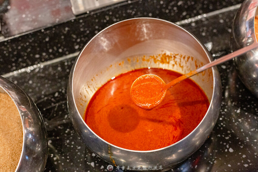 不到千元就有六款和牛吃到飽的麻辣火鍋竟然還有超好吃的大骨｜布雷克出走旅行視界