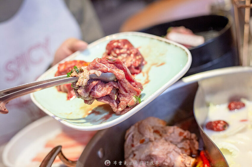 不到千元就有六款和牛吃到飽的麻辣火鍋竟然還有超好吃的大骨｜布雷克出走旅行視界