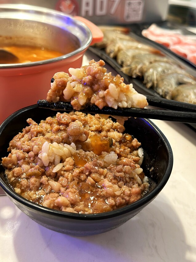 [台中北區] 花漾轉轉鍋｜韓式泡菜鍋｜湯頭入味、泡菜超多！愛吃牛必點犇牛三疊｜3種不同口感的牛肉一次到位｜內附最新菜單 - 萍姐愛分享