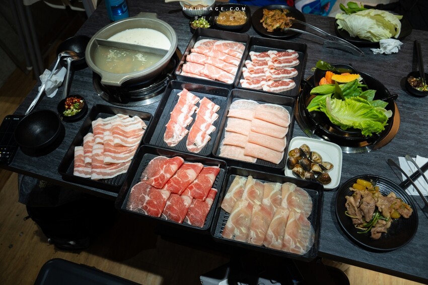 台北木柵花漾夯夯鍋政大店～台中一中爆紅的花漾轉轉鍋在台北木柵開分店了！飲料吧、野菜吧、泡麵吧、鍋物吃到飽，政