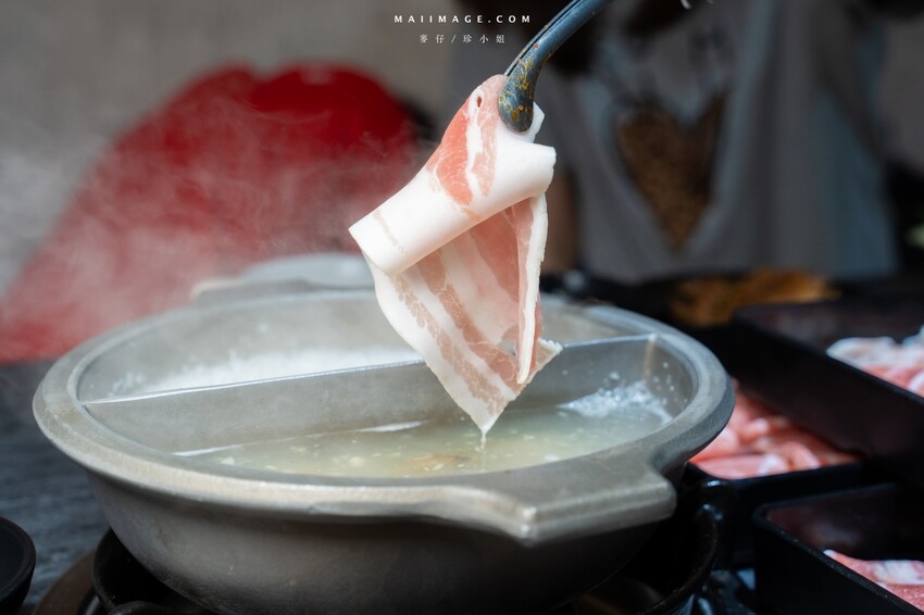 台北木柵花漾夯夯鍋政大店～台中一中爆紅的花漾轉轉鍋在台北木柵開分店了！飲料吧、野菜吧、泡麵吧、鍋物吃到飽，政