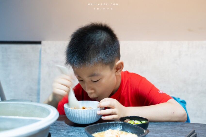 台北木柵花漾夯夯鍋政大店～台中一中爆紅的花漾轉轉鍋在台北木柵開分店了！飲料吧、野菜吧、泡麵吧、鍋物吃到飽，政