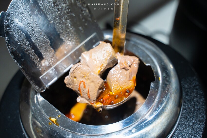 台北木柵花漾夯夯鍋政大店～台中一中爆紅的花漾轉轉鍋在台北木柵開分店了！飲料吧、野菜吧、泡麵吧、鍋物吃到飽，政