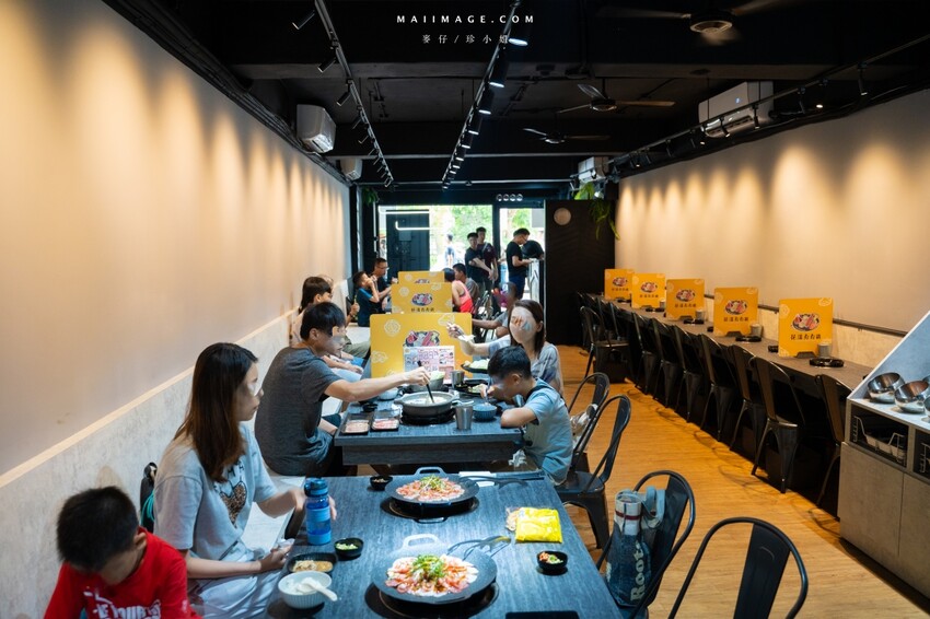 台北木柵花漾夯夯鍋政大店～台中一中爆紅的花漾轉轉鍋在台北木柵開分店了！飲料吧、野菜吧、泡麵吧、鍋物吃到飽，政