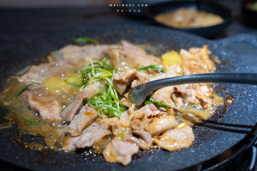 台北木柵花漾夯夯鍋政大店～台中一中爆紅的花漾轉轉鍋在台北木柵開分店了！飲料吧、野菜吧、泡麵吧、鍋物吃到飽，政