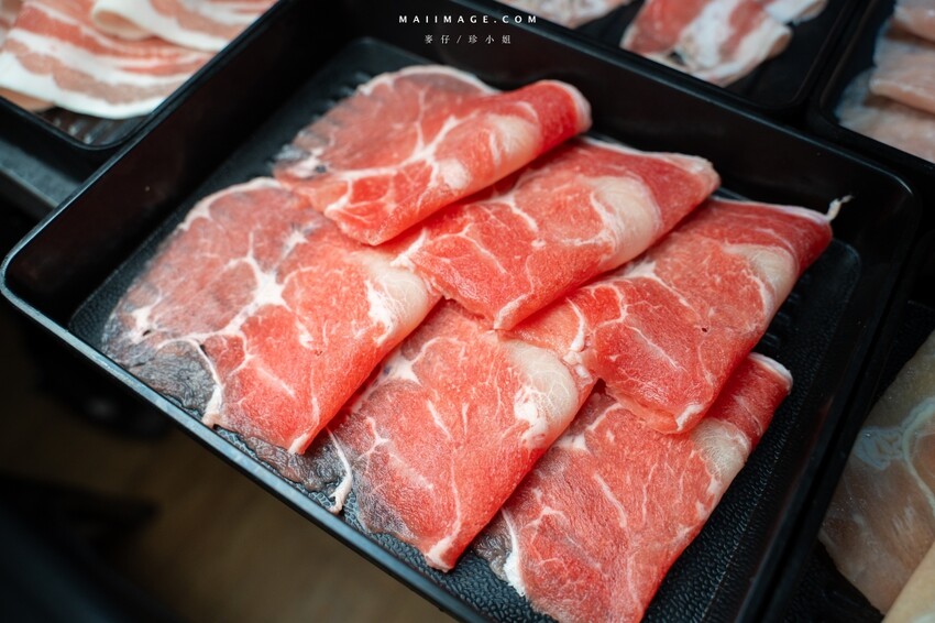 台北木柵花漾夯夯鍋政大店～台中一中爆紅的花漾轉轉鍋在台北木柵開分店了！飲料吧、野菜吧、泡麵吧、鍋物吃到飽，政