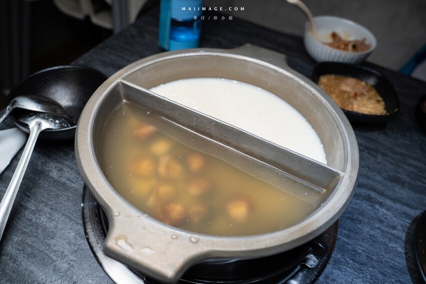 台北木柵花漾夯夯鍋政大店～台中一中爆紅的花漾轉轉鍋在台北木柵開分店了！飲料吧、野菜吧、泡麵吧、鍋物吃到飽，政