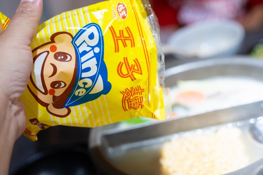 台北木柵花漾夯夯鍋政大店～台中一中爆紅的花漾轉轉鍋在台北木柵開分店了！飲料吧、野菜吧、泡麵吧、鍋物吃到飽，政