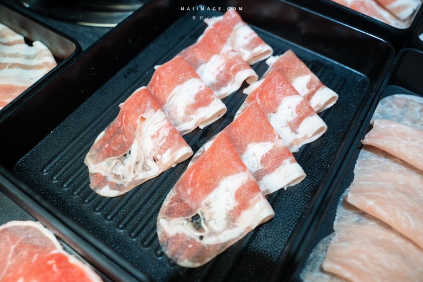 台北木柵花漾夯夯鍋政大店～台中一中爆紅的花漾轉轉鍋在台北木柵開分店了！飲料吧、野菜吧、泡麵吧、鍋物吃到飽，政