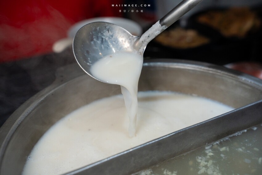 台北木柵花漾夯夯鍋政大店～台中一中爆紅的花漾轉轉鍋在台北木柵開分店了！飲料吧、野菜吧、泡麵吧、鍋物吃到飽，政