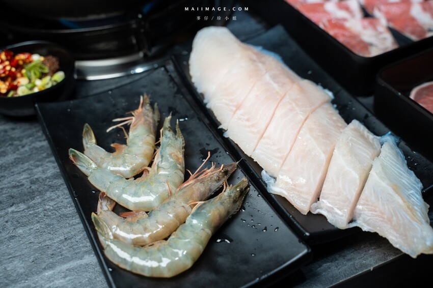 台北木柵花漾夯夯鍋政大店～台中一中爆紅的花漾轉轉鍋在台北木柵開分店了！飲料吧、野菜吧、泡麵吧、鍋物吃到飽，政