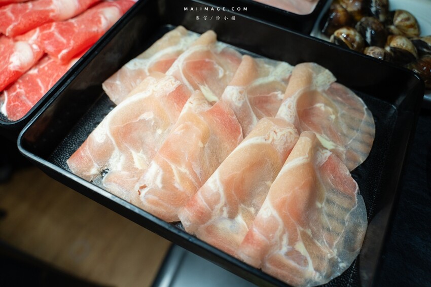 台北木柵花漾夯夯鍋政大店～台中一中爆紅的花漾轉轉鍋在台北木柵開分店了！飲料吧、野菜吧、泡麵吧、鍋物吃到飽，政