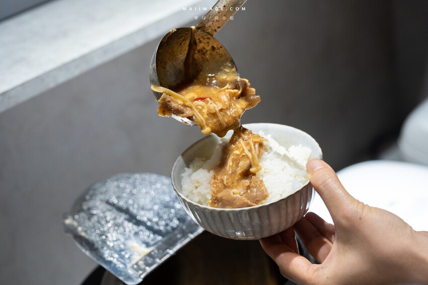 台北木柵花漾夯夯鍋政大店～台中一中爆紅的花漾轉轉鍋在台北木柵開分店了！飲料吧、野菜吧、泡麵吧、鍋物吃到飽，政