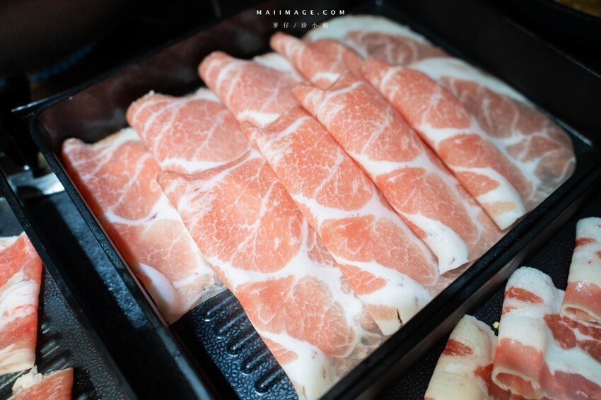 台北木柵花漾夯夯鍋政大店～台中一中爆紅的花漾轉轉鍋在台北木柵開分店了！飲料吧、野菜吧、泡麵吧、鍋物吃到飽，政