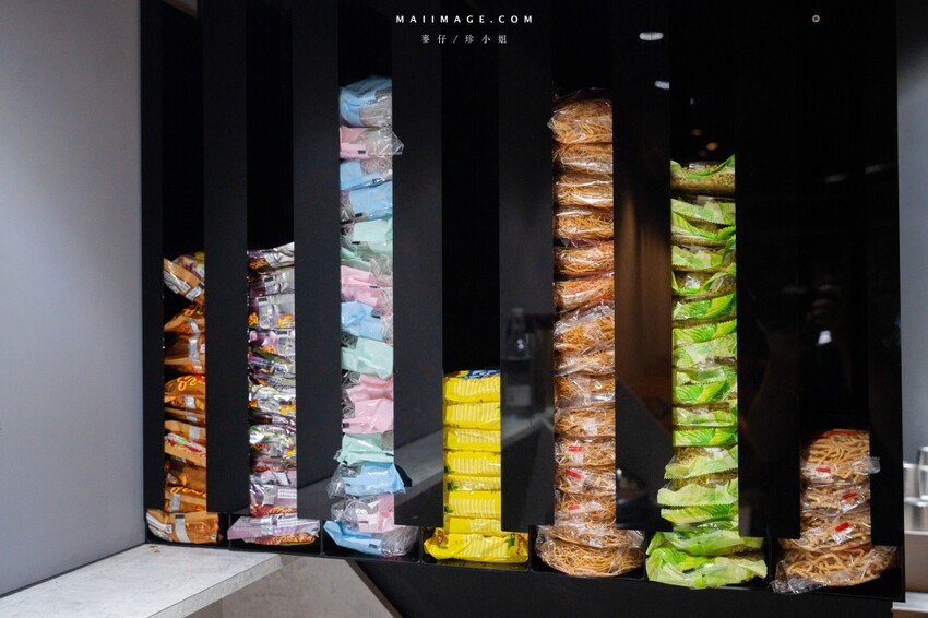 台北木柵花漾夯夯鍋政大店～台中一中爆紅的花漾轉轉鍋在台北木柵開分店了！飲料吧、野菜吧、泡麵吧、鍋物吃到飽，政