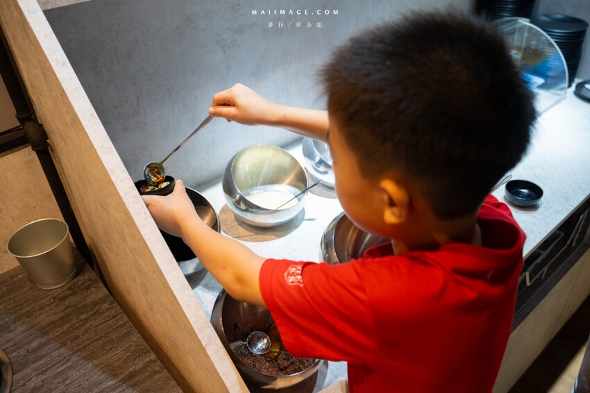 台北木柵花漾夯夯鍋政大店～台中一中爆紅的花漾轉轉鍋在台北木柵開分店了！飲料吧、野菜吧、泡麵吧、鍋物吃到飽，政