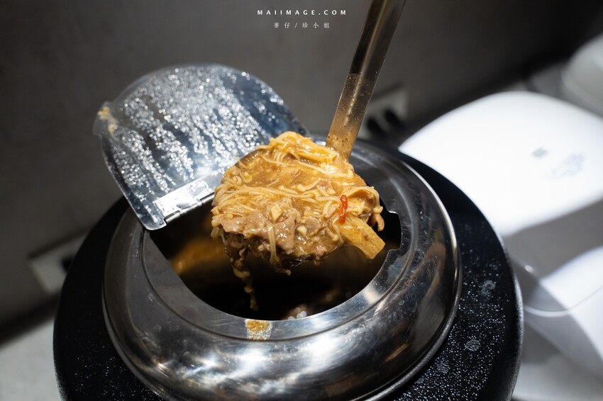 台北木柵花漾夯夯鍋政大店～台中一中爆紅的花漾轉轉鍋在台北木柵開分店了！飲料吧、野菜吧、泡麵吧、鍋物吃到飽，政