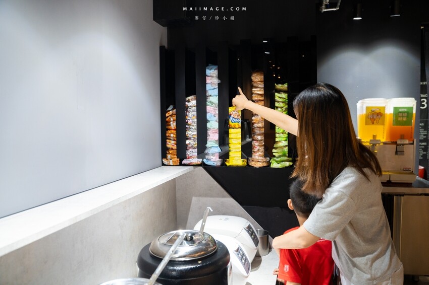 台北木柵花漾夯夯鍋政大店～台中一中爆紅的花漾轉轉鍋在台北木柵開分店了！飲料吧、野菜吧、泡麵吧、鍋物吃到飽，政