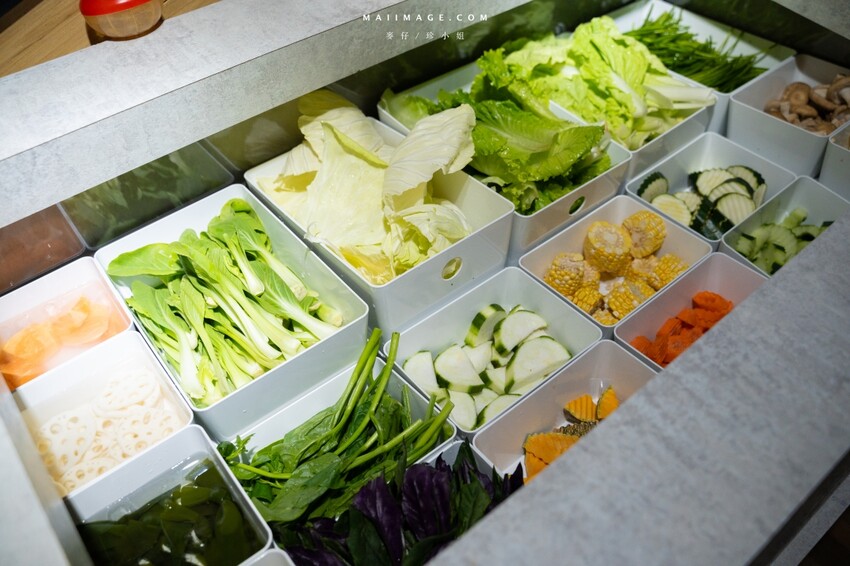 台北木柵花漾夯夯鍋政大店～台中一中爆紅的花漾轉轉鍋在台北木柵開分店了！飲料吧、野菜吧、泡麵吧、鍋物吃到飽，政