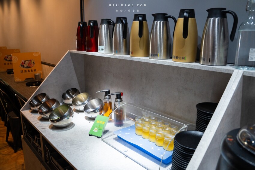 台北木柵花漾夯夯鍋政大店～台中一中爆紅的花漾轉轉鍋在台北木柵開分店了！飲料吧、野菜吧、泡麵吧、鍋物吃到飽，政